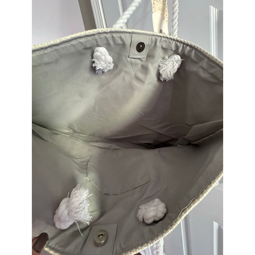 NWT Spacious Woven Tote With Button Closure & Inside Pocket - Picture 7 of 7